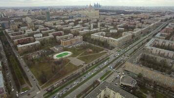 Antenne Aussicht von Schlafen Gebäude und Komplexe mit Hof und Spielplatz video