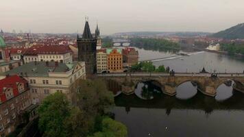 antenn se längs vltava flod i de sommar Prag, tjeck republik video