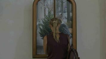 kvinna ser på Foto och installationer i st Lawrence kyrka video