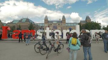 toeristen nemen foto's Aan ik Amsterdam leuze video