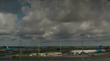 lasso di tempo di nuvole al di sopra di amsterdam aeroporto video