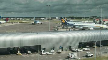 lapso de tiempo de aviones y vehículos tráfico a Amsterdam aeropuerto video