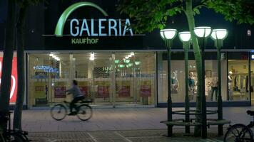 memorizzare davanti di galleria Kaufhof e persone equitazione Bici, francoforte video