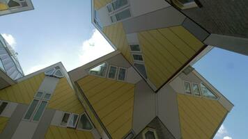 kubus huizen in Rotterdam, visie van onder video