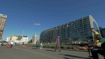 rue dans Rotterdam avec central bibliothèque et marché salle video