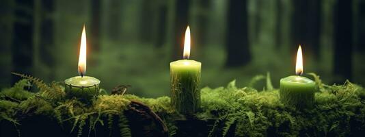 ardiente velas en musgo, oscuro verde borroso el natural antecedentes. magia vela. generativo ai foto