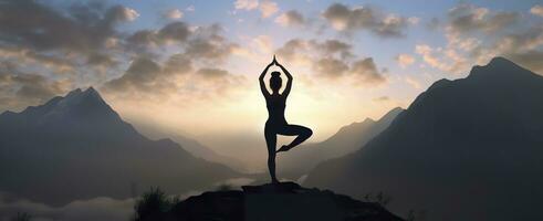 silueta de un mujer practicando yoga en el cumbre con montaña antecedentes. ai generado foto