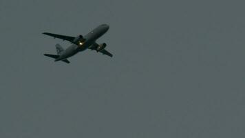 ver de volador aeronave en el gris lluvioso cielo, Tesalónica internacional aeropuerto, Grecia video