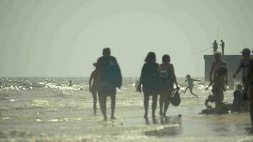 gran Canaria île, Espagne, vue de gens silhouettes contre orageux atlantique océan video