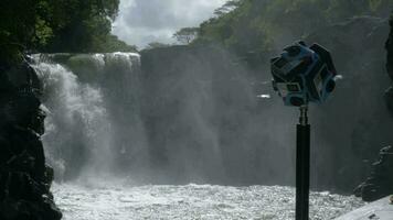 fabbricazione 360 grado video con cascata scena