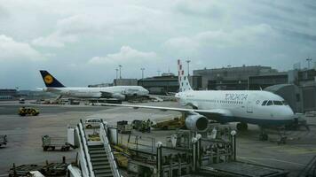 lasso di tempo di manutenzione aeroplani nel francoforte aeroporto video