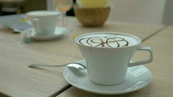 Hinzufügen Zucker zu das Kaffee serviert im Cafe video