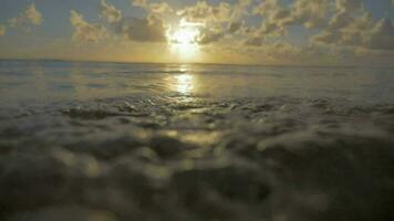 mare onde su il riva a tramonto video