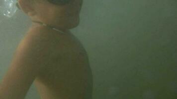 ele O amor é tomando banho dentro a mar video