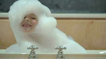 contento niño en espuma tomando bañera video