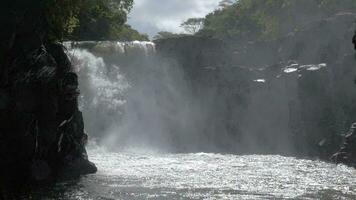 vattenfall och stenar scen av mauritius video