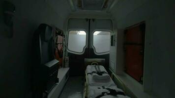 intern visie van een modern ambulance auto rijden Aan de straat interieur, modern speciaal apparatuur, stoel en brancard video