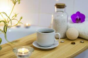 spa-belleza salón, bienestar centro. aromaterapia spa tratamiento para el hembra cuerpo en el baño con un taza de café, velas, aceites y sal. foto