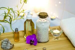 spa-belleza salón, bienestar centro. spa tratamiento aromaterapia para un mujer cuerpo en el baño con velas, aceites y sal. foto