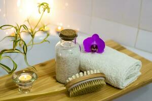 spa-belleza salón, bienestar centro. spa tratamiento aromaterapia para un mujer cuerpo en el baño con velas, aceites y sal. foto