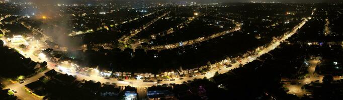 alto ángulo ver de lutón ciudad y la carretera con algunos tráfico durante medianoche. foto