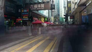 lapso de tiempo de personas tráfico en calle mercado en hong kong video