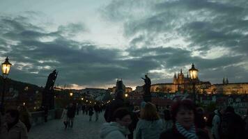 hyperlapse di a piedi su charles ponte a notte, praga video