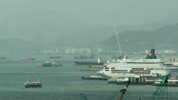 espaço de tempo do navio tráfego dentro hong kong Porto video