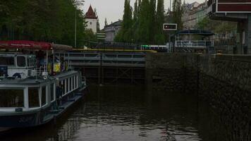 timelapse van toeristisch schip Aan spuien in Praag, Tsjechisch republiek video