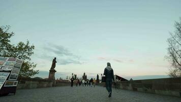 hyperlapse van wandelen Aan oude Charles brug in Praag video