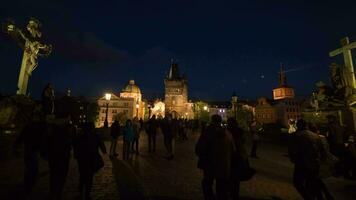 hyperlapse van wandelen aan de overkant Charles brug Bij nacht, Praag video