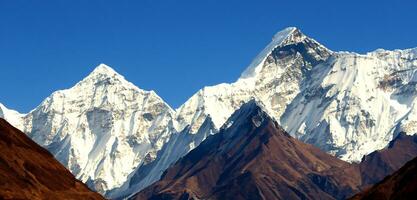 nieve tapado montaña montaña paisaje himalaya pico montar Everest antecedentes nubes y cielo 3d ilustración foto