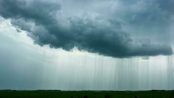 lluvia nubes y negro cielo texturizado antecedentes panorámico Disparo de lluvia nubes en el distancia lluvia desde el cielo negro nube y trueno tormenta oscuro cielo y movimiento nubes antes de lluvioso 3d ilustración foto