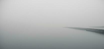 el muelle el frente al mar de miedo y solitario antecedentes frente al mar niebla tóxica oscuro tono imagen foto
