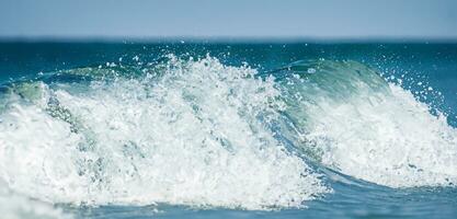 antecedentes de Oceano olas estrellarse en el playa agua olas onda en rociar agua chapoteo claro agua agua sábana textura 3d ilustración foto