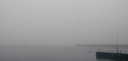 el muelle el frente al mar de miedo y solitario antecedentes frente al mar niebla tóxica oscuro tono imagen foto