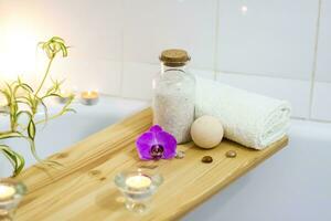 spa-belleza salón, bienestar centro. spa tratamiento aromaterapia para un mujer cuerpo en el baño con velas, aceites y sal. foto