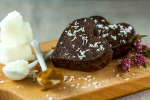 en el mesa allí son hecho a mano chocolates hecho de Coco aceite, Coco papas fritas y cacao. postre según a el receta de apropiado nutrición. foto