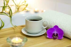 spa-belleza salón, bienestar centro. aromaterapia spa tratamiento para el hembra cuerpo en el baño con un taza de café, velas, aceites y sal. foto