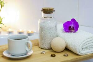 spa-belleza salón, bienestar centro. aromaterapia spa tratamiento para el hembra cuerpo en el baño con un taza de café, velas, aceites y sal. foto