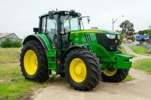 John deere farm Tractor model 6195M is 30 gpm pressure-flow compensated hydraulic system. photo