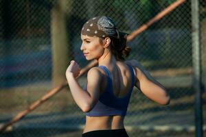 atlético joven mujer en ropa de deporte trotar en el parque. aptitud y sano estilo de vida. retrato de un hermosa joven mujer en ropa de deporte al aire libre. deporte aptitud modelo formación al aire libre foto