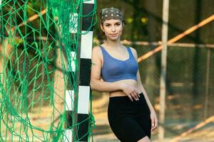 atlético joven mujer en ropa de deporte trotar en el parque. aptitud y sano estilo de vida. retrato de un hermosa joven mujer en ropa de deporte al aire libre. deporte aptitud modelo en parque. foto