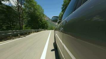 vehículo pov coche es conducción en un escénico la carretera. bosque montaña ruta. video