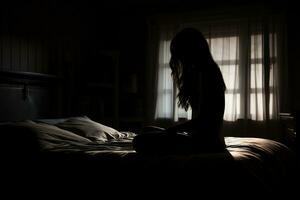 silueta triste mujer sufrimiento depresión insomnio despierto y sentar solo en el cama en dormitorio. sexual acoso y violencia en contra mujer, salud concepto. creado con generativo ai. foto