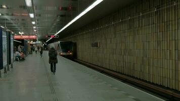 Visão do comovente longe metrô trem em a estação Praga, tcheco república video
