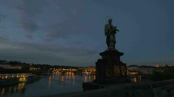 natt promenad på charles bro, prag video