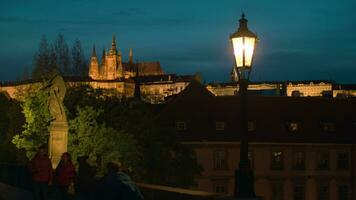 concurrido Charles puente a noche, Praga video