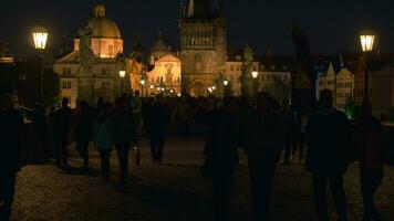 cidadãos e turistas em Charles ponte às noite, Praga video