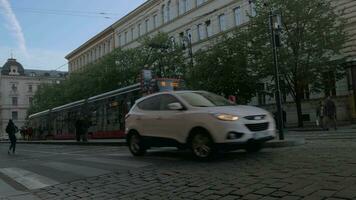 moderne tram dans Prague rue, tchèque république video